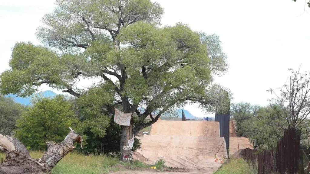 La Abuela antes de ser derribada para construir el muro fronterizo