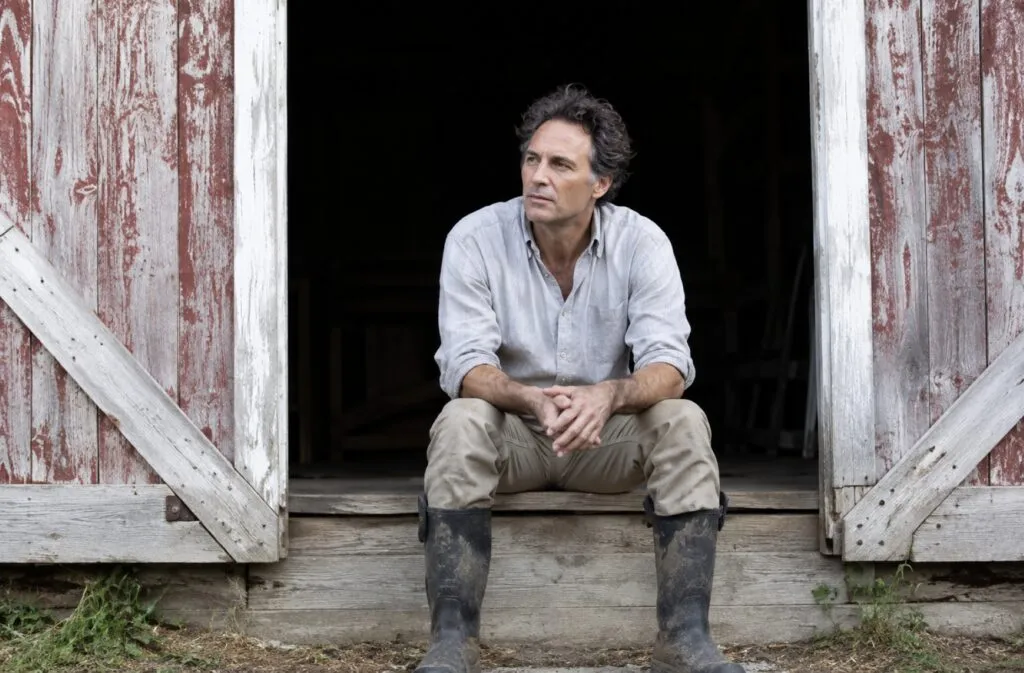Granja sustentable de Mark Ruffalo en Nueva York con cultivos orgánicos, paneles solares y espacios naturales para proteger el ambiente.