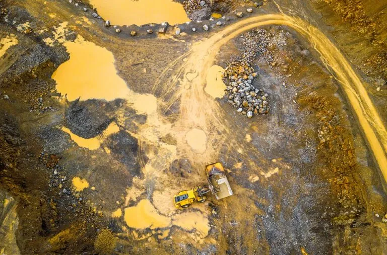 Minería ilegal de oro en Indonesia degrada bosques y contamina ecosistemas debido al uso de mercurio durante la extracción.