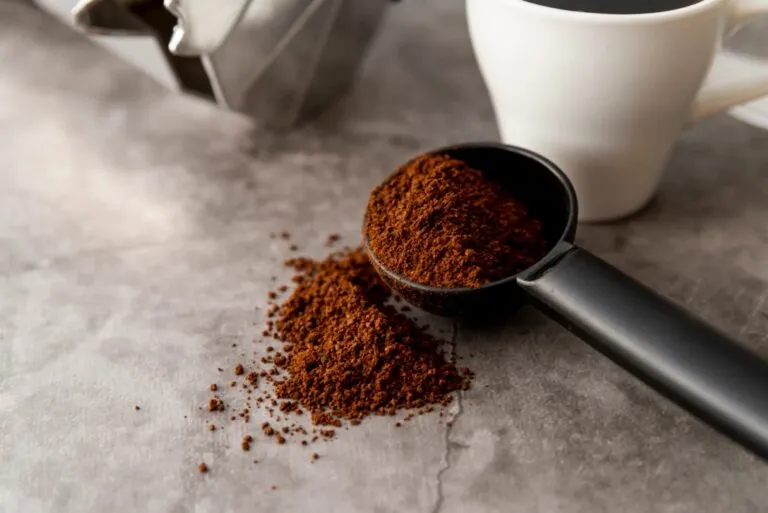 Concreto sustentable elaborado con residuos de café procesados para mejorar su resistencia y reducir el uso de arena natural.