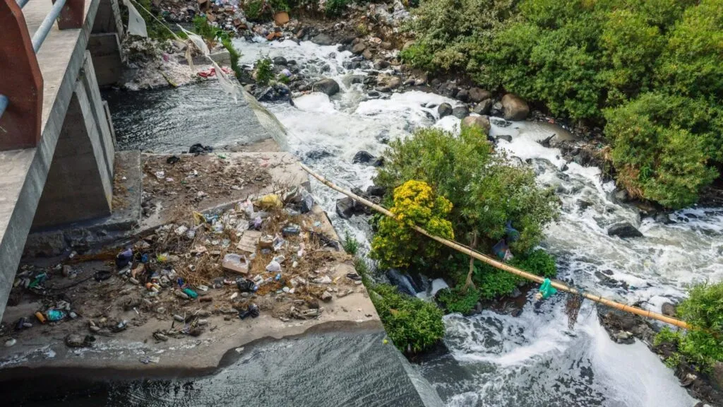 Ríos contaminados en México acumulan plásticos y otros residuos en sus cauces